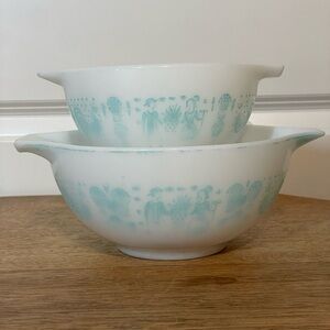 Pyrex mixing bowls in the Amish Butterprint Set of 2